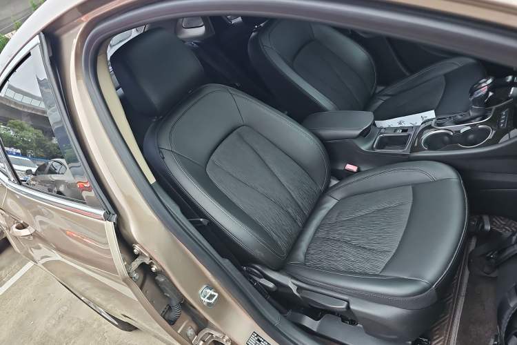 Used Buick Verano 2018 Sedan 20T Dual-Clutch Leading Model Right Front Seat
