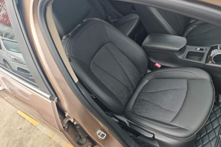 Used Buick Verano 2018 Sedan 20T Dual-Clutch Leading Model Right Front Seat
