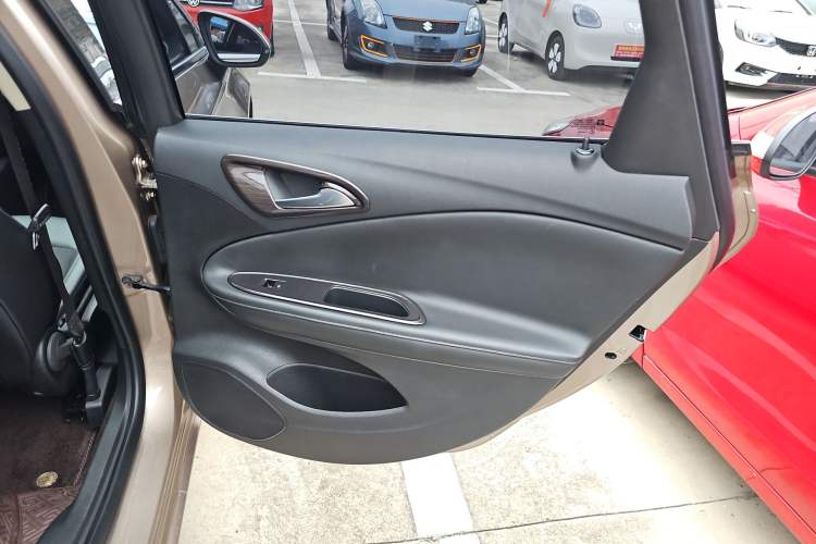 Used Buick Verano 2018 Sedan 20T Dual-Clutch Leading Model Right Rear Door Interior