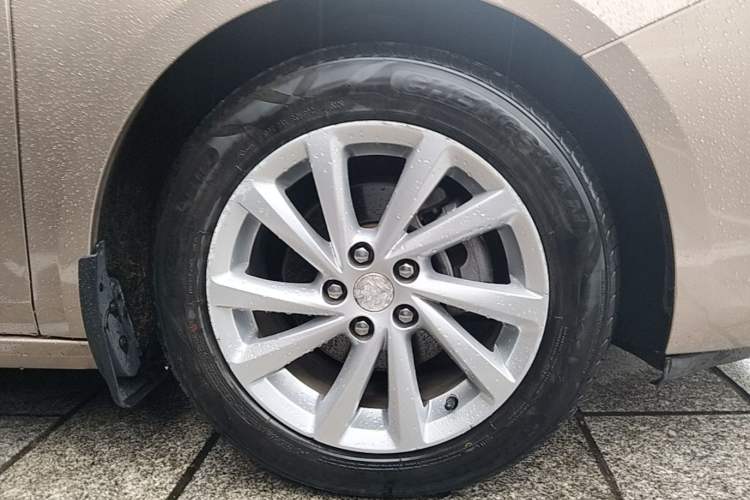 Used Buick Verano 2018 Sedan 15S Automatic Leading Model Right Rear Wheel Hub