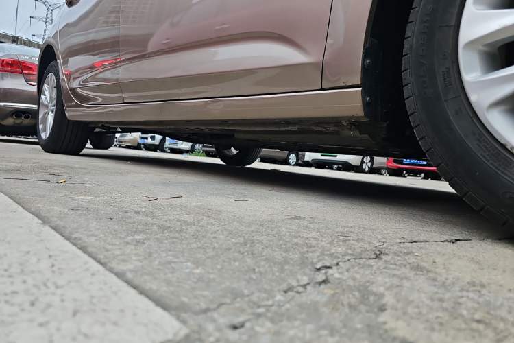 Used Buick Verano 2018 Sedan 20T Dual-Clutch Leading Model Right Side Sill