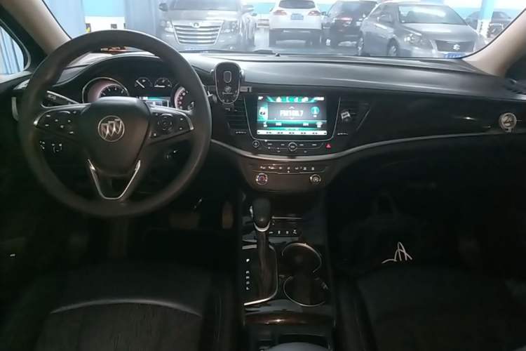 Used Buick Verano 2019 Sedan 20T Dual-Clutch Leading Model Center Console