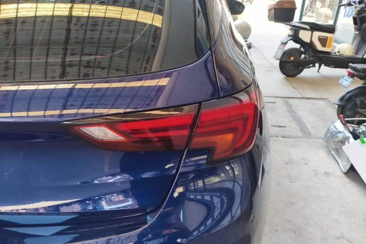 Used Buick Verano 2019 Two-Door GS 20T Dual-Clutch Luxury Model Right Rear Taillight
