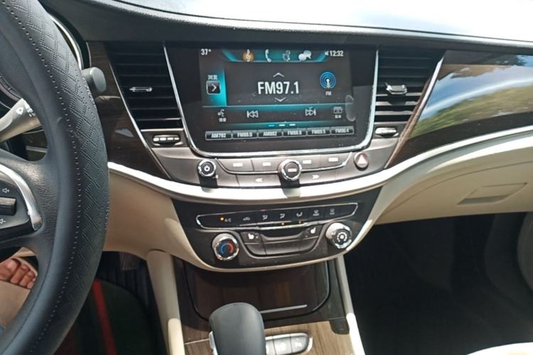 Used Buick Verano 2019 Sedan 15S Automatic Leading Model Center Console