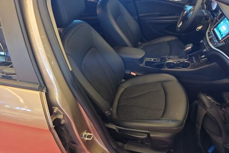 Used Buick Verano 2019 Sedan 20T Dual-Clutch Leading Model Right Front Seat