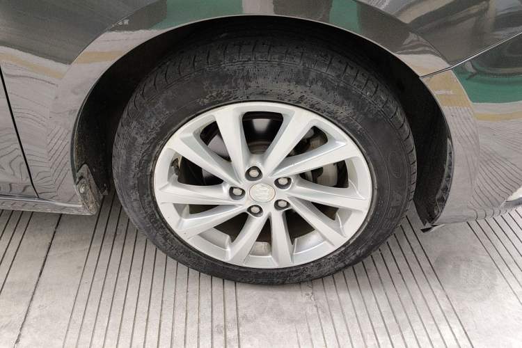 Used Buick Verano 2019 Sedan 15S Automatic Leading Model Right Front Wheel Hub