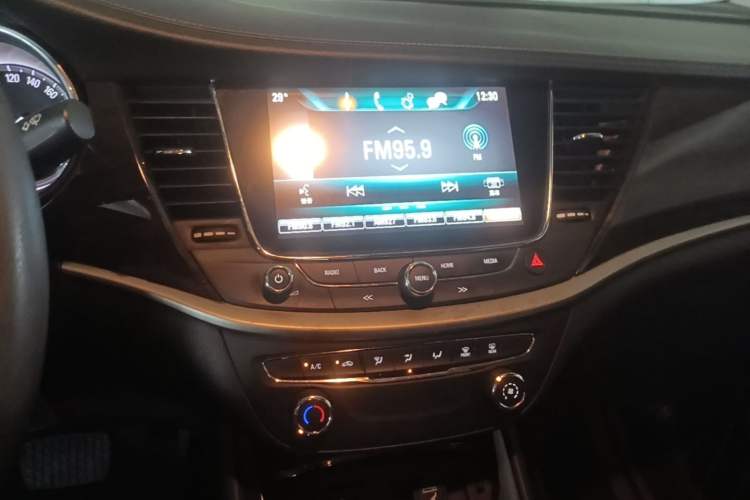 Used Buick Verano 2019 Sedan 20T Dual-Clutch Leading Model Audio And AC Panel