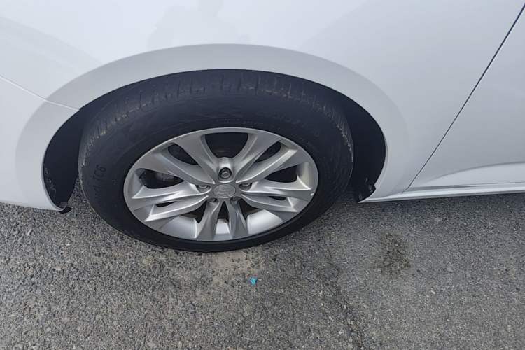 Used Buick Verano 2019 Sedan 20T Dual-Clutch Elite Model Exterior 4