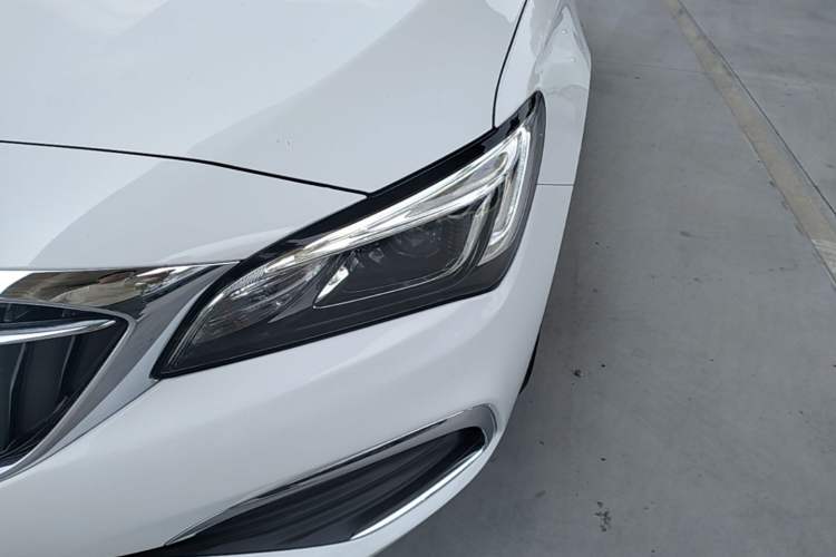 Used Buick Verano 2019 Sedan 20T Dual-Clutch Elite Model Left Front Headlight