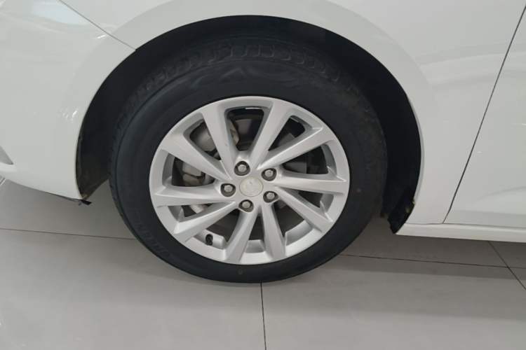 Used Buick Verano 2019 Sedan 15S Automatic Leading Model Left Front Wheel Hub