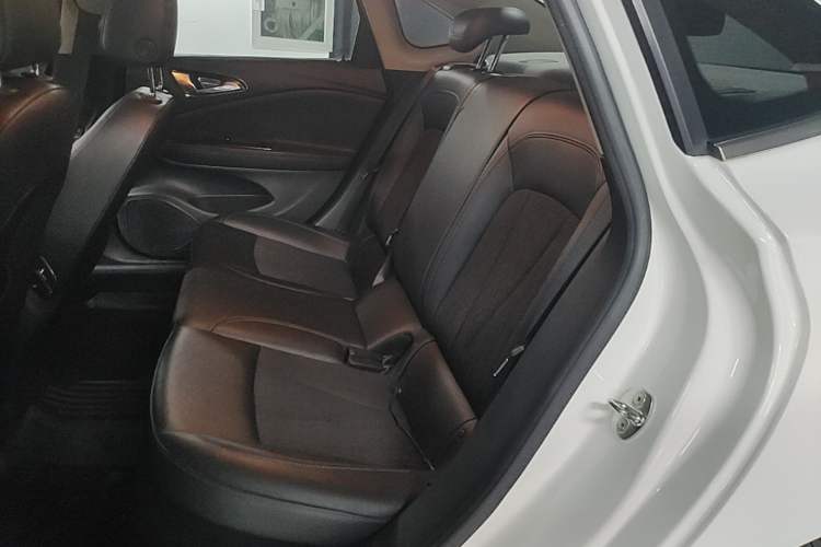 Used Buick Verano 2019 Sedan 20T Dual-Clutch Leading Model Left Rear Seat