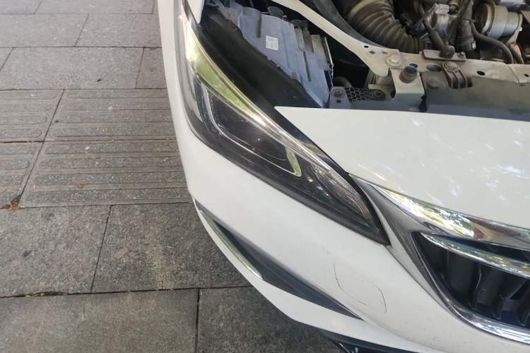 Used Buick Verano 2019 Sedan 20T Dual-Clutch Leading Model Right Front Headlight
