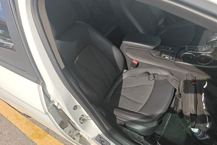 Used Buick Verano 2019 Sedan 20T Dual-Clutch Leading Model Right Front Seat