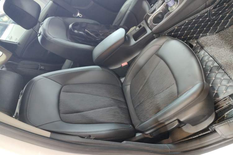 Used Buick Verano 2019 Sedan 20T Dual-Clutch Leading Model Right Front Seat