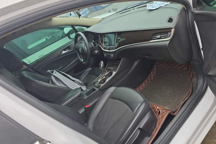 Used Buick Verano 2019 Sedan 20T Dual-Clutch Leading Model Right Front Seat