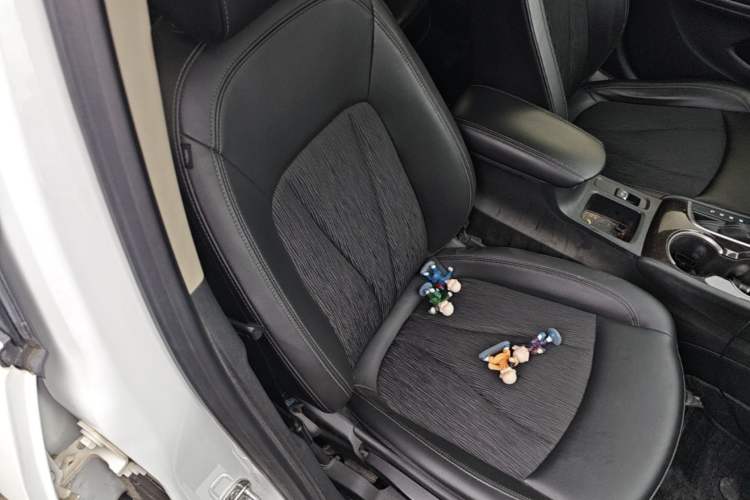 Used Buick Verano 2019 Sedan 20T Dual-Clutch Leading Model Right Front Seat