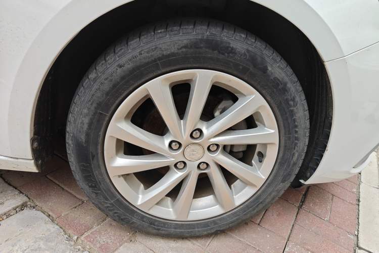 Used Buick Verano 2019 Sedan 15S Automatic Leading Model Right Front Wheel Hub
