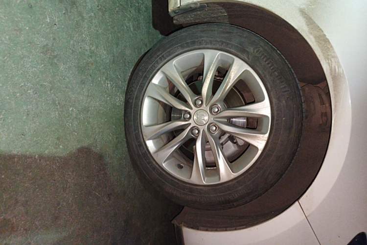 Used Buick Verano 2019 Sedan 20T Dual-Clutch Elite Model Right Front Wheel Hub