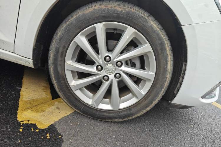 Used Buick Verano 2019 Sedan 15S Automatic Leading Model Right Front Wheel Hub
