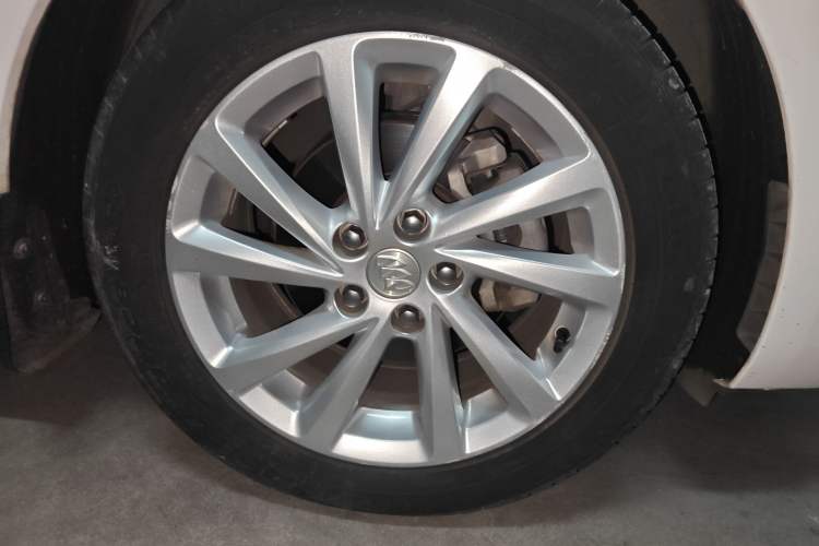 Used Buick Verano 2019 Sedan 15S Automatic Leading Model Right Front Wheel Hub