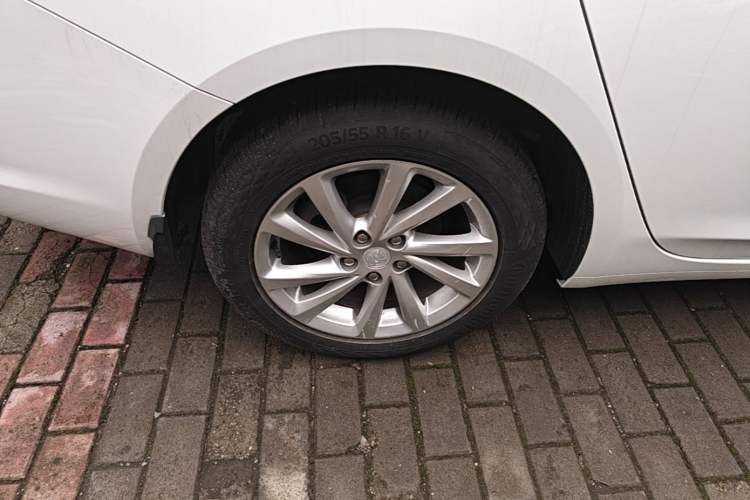 Used Buick Verano 2019 Sedan 15S Automatic Leading Model Right Rear Wheel Hub