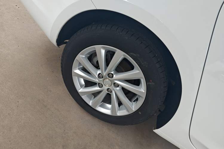 Used Buick Verano 2019 Sedan 15S Automatic Leading Model Right Rear Wheel Hub