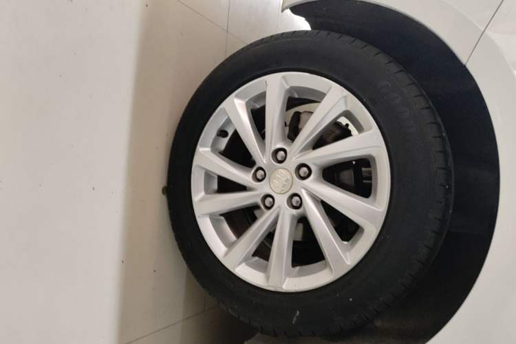 Used Buick Verano 2019 Sedan 15S Automatic Leading Model Right Rear Wheel Hub