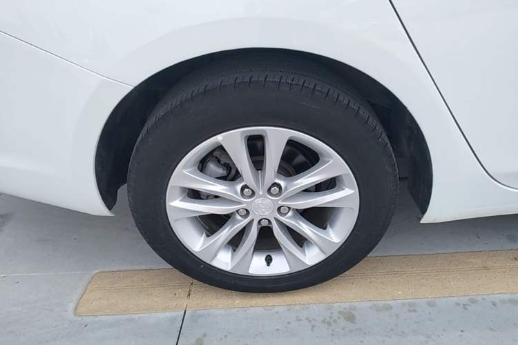 Used Buick Verano 2019 Sedan 20T Dual-Clutch Elite Model Right Rear Wheel Hub
