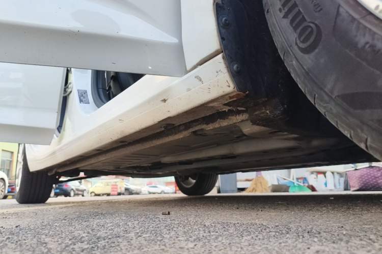 Used Buick Verano 2019 Sedan 20T Dual-Clutch Elite Model Right Side Sill