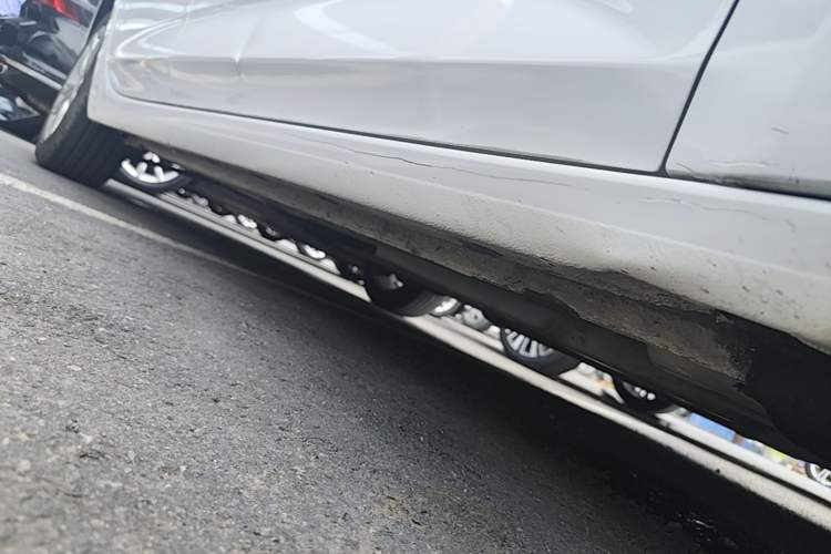 Used Buick Verano 2019 Sedan 20T Dual-Clutch Elite Model Right Side Sill