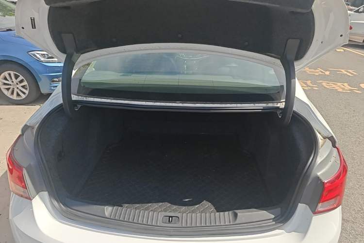 Used Buick Verano 2019 Sedan 20T Dual-Clutch Leading Model Trunk