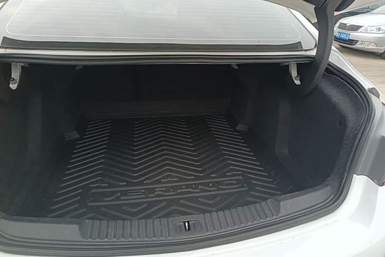 Used Buick Verano 2019 Sedan 20T Dual-Clutch Leading Model Trunk