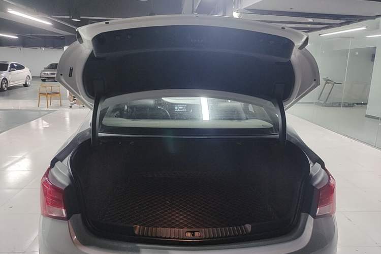 Used Buick Verano 2019 Sedan 20T Dual-Clutch Leading Model Trunk