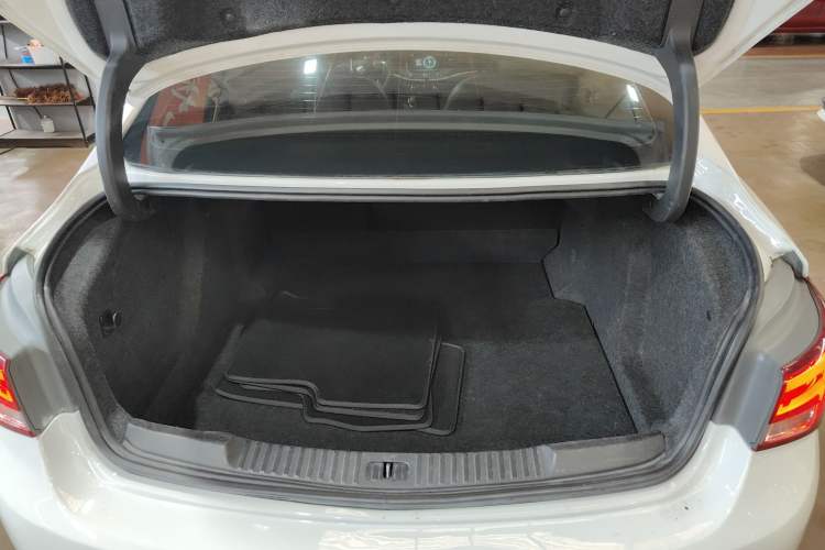 Used Buick Verano 2019 Sedan 20T Dual-Clutch Leading Model Trunk