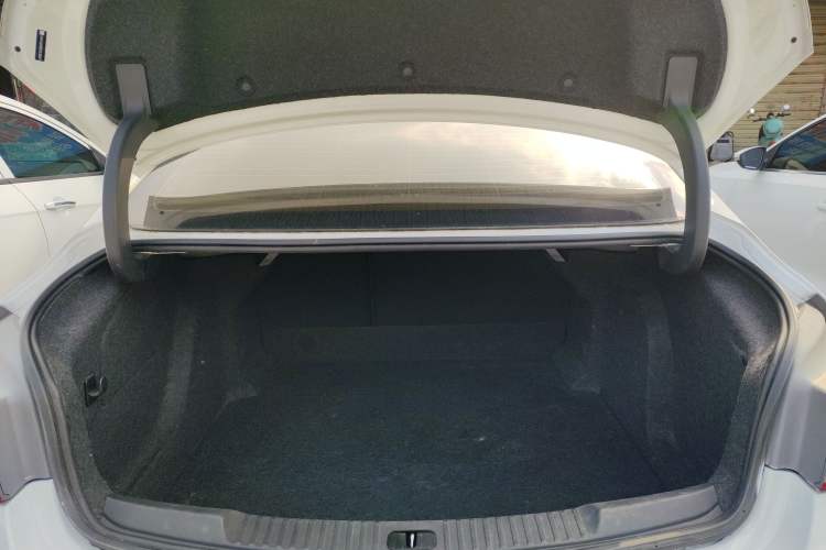 Used Buick Verano 2019 Sedan 20T Dual-Clutch Leading Model Trunk
