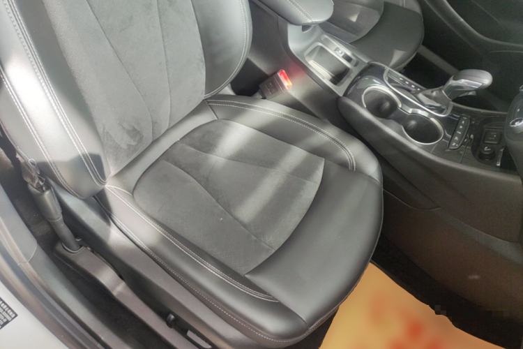 Used Buick Verano 2020 20T CVT Luxury Version Right Front Seat