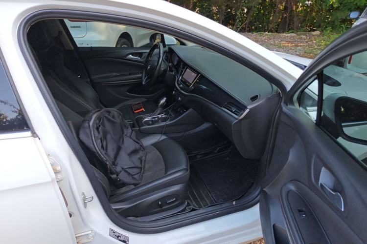 Used Buick Verano 2020 20T CVT Luxury Version Right Front Seat