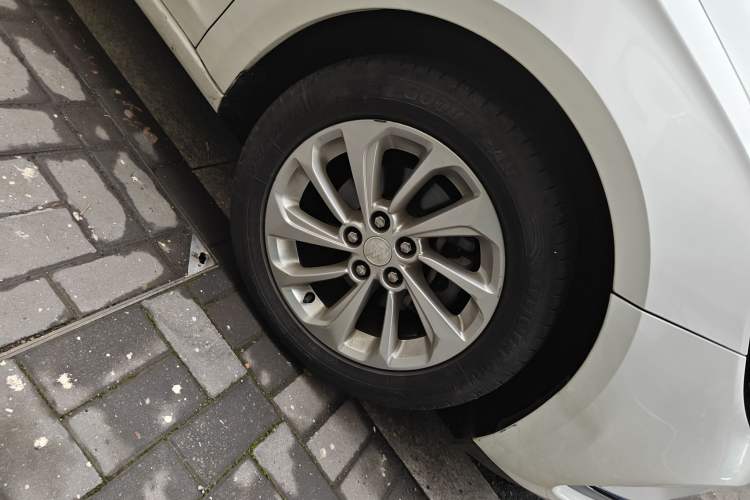 Used Buick Verano 2020 15T Automatic Trend Edition Right Front Wheel Hub