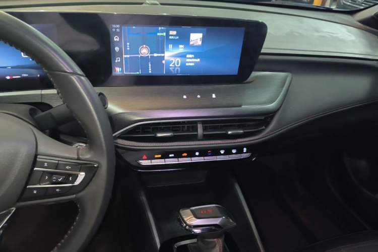 Used Buick Verano 2023 Pro GS Hunter Wind Edition Center Console