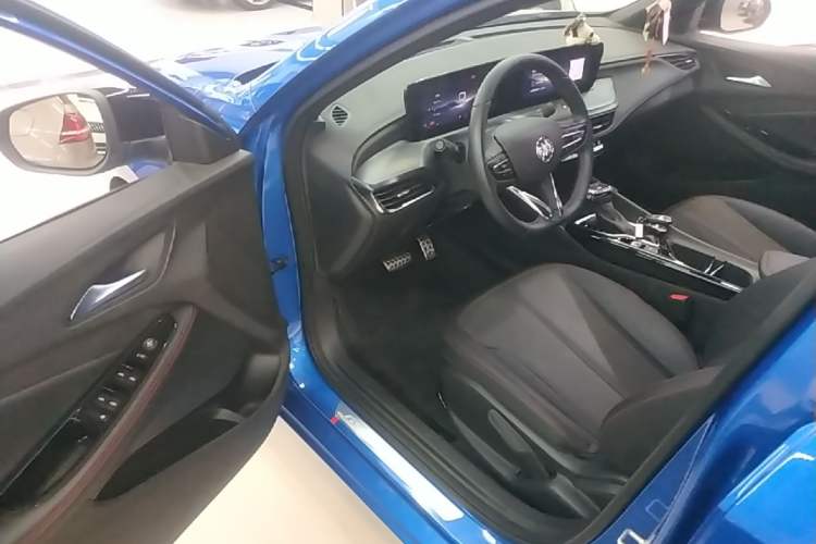 Used Buick Verano 2023 Pro GS Hunter Wind Edition Driver Seat
