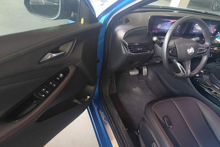 Used Buick Verano 2023 Pro GS Hunter Wind Edition Driver Seat