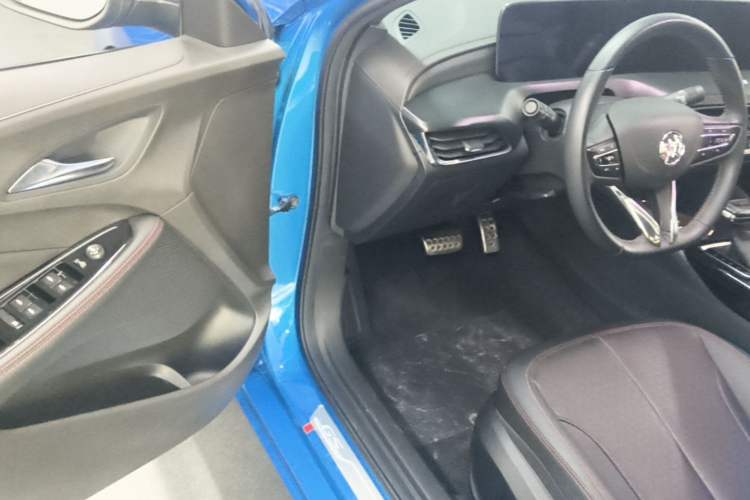Used Buick Verano 2023 Pro GS Hunter Wind Edition Driver Seat