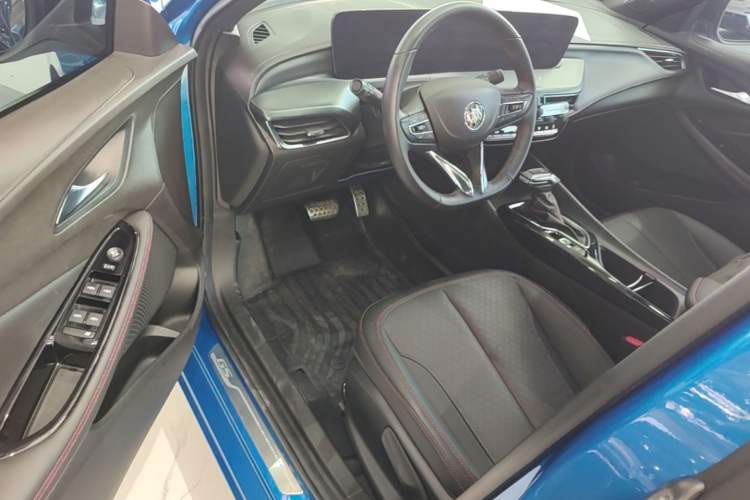 Used Buick Verano 2023 Pro GS Hunter Wind Edition Driver Seat
