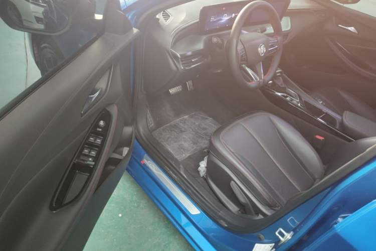 Used Buick Verano 2023 Pro GS Hunter Wind Edition Driver Seat