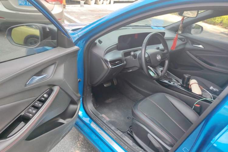 Used Buick Verano 2023 Pro GS Hunter Wind Edition Driver Seat