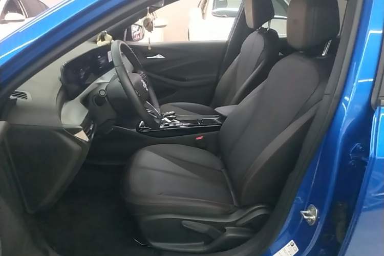 Used Buick Verano 2023 Pro GS Hunter Wind Edition Left Front Seat