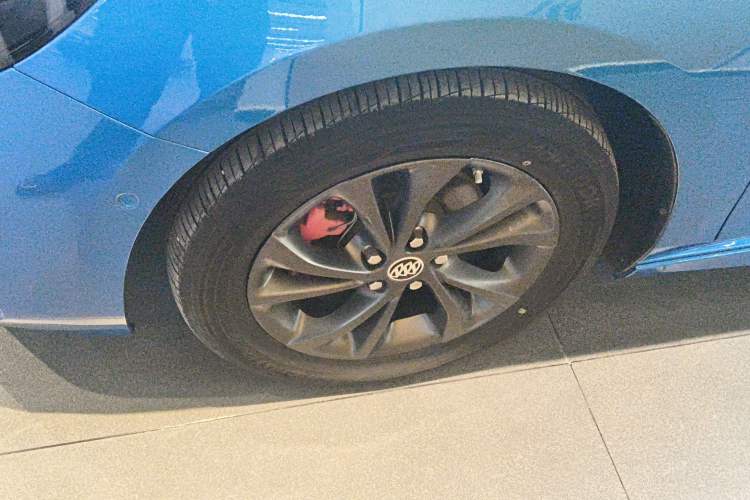 Used Buick Verano 2023 Pro GS Swift Edition Left Front Wheel Hub