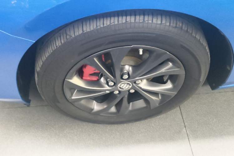 Used Buick Verano 2023 Pro GS Hunter Wind Edition Left Front Wheel Hub