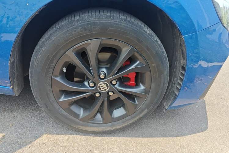 Used Buick Verano 2023 Pro GS Hunter Wind Edition Right Front Wheel Hub