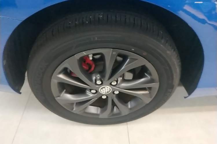 Used Buick Verano 2023 Pro GS Hunter Wind Edition Right Rear Wheel Hub